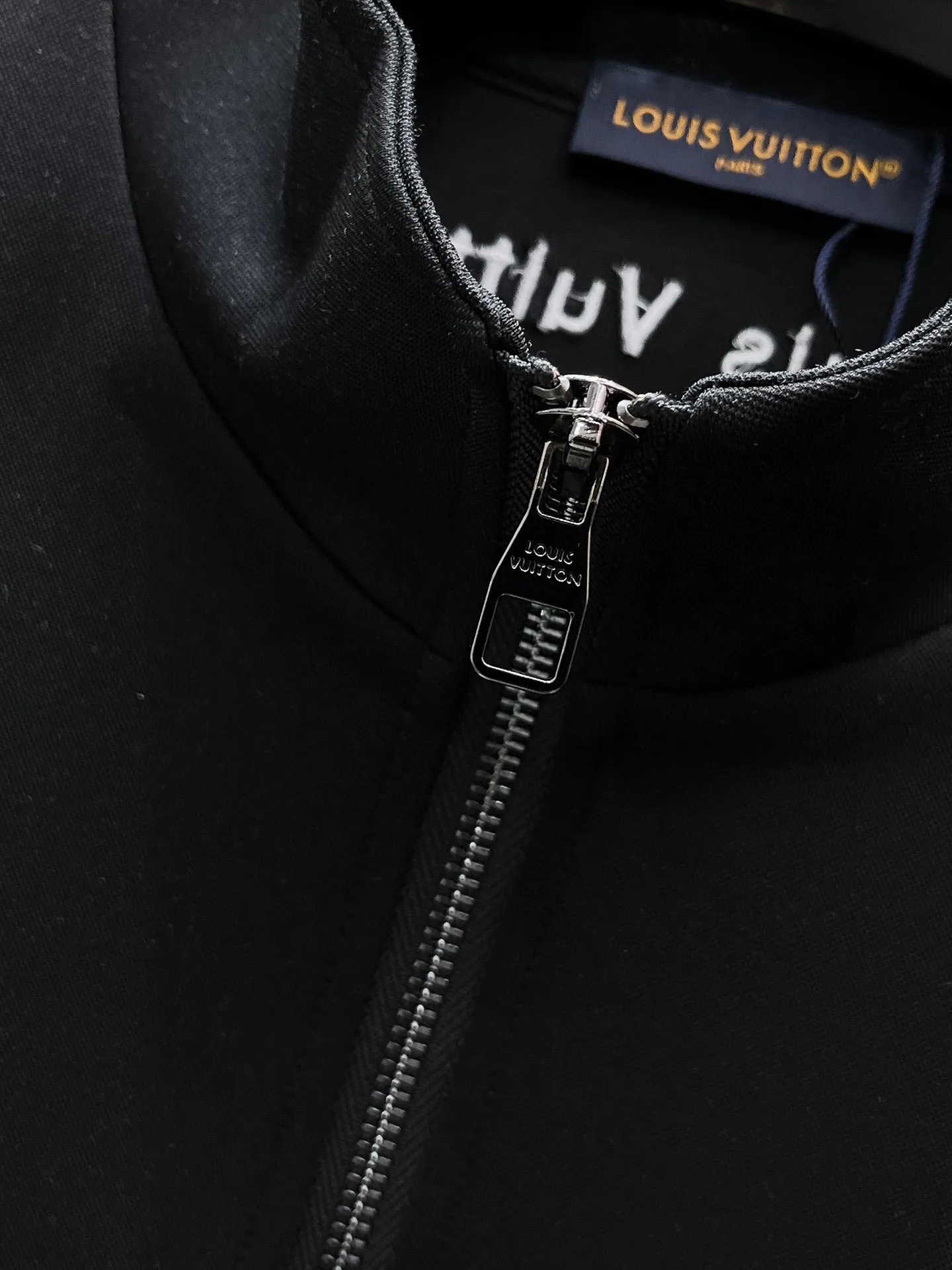 🅿️720 LV hot-selling suit is coming. Focus on the original version of the official website. 2025 new hot-selling cardigan suit. The original order is the best. 🇭🇰The meticulous work of top designers. It has a fitting and perfect upper body effect. All-natural high-quality Tencel Roman cotton 100%, close-fitting comfort, noble and elegant! Original hardware embodies elegance and nobility! Counter size: M-3XL (maximum wear up to 190 pounds)